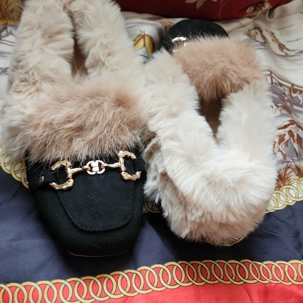 Elegant Fur Lined Luxury Mules With Gold Hardware - Picture 6 of 7